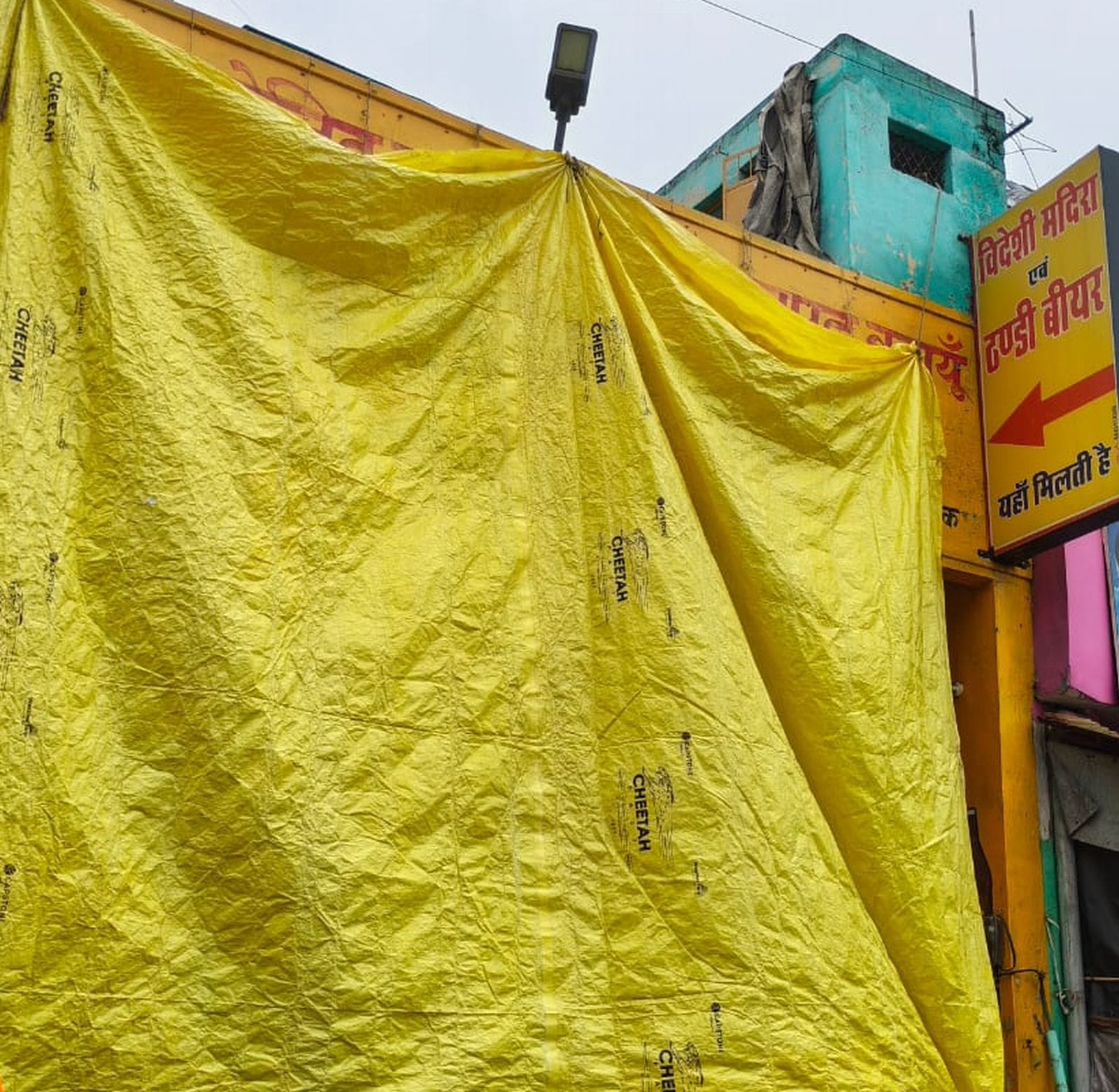 कांवड़ मार्ग के लालपुल क्षेत्र पर तिरपाल से ढ़की शराब की दुकान। संवाद