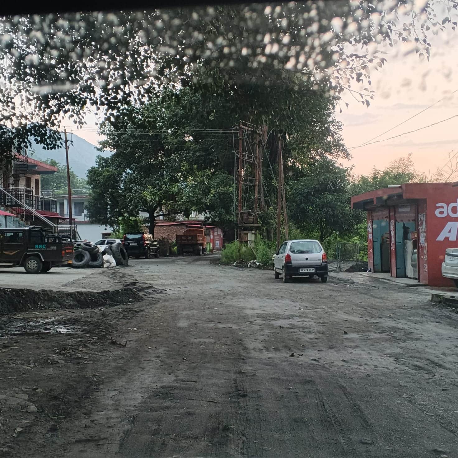 खबर का असर समलेऊ में गड्ढ़ों से भरी सड़क की हुई मरम्मत। संवाद 