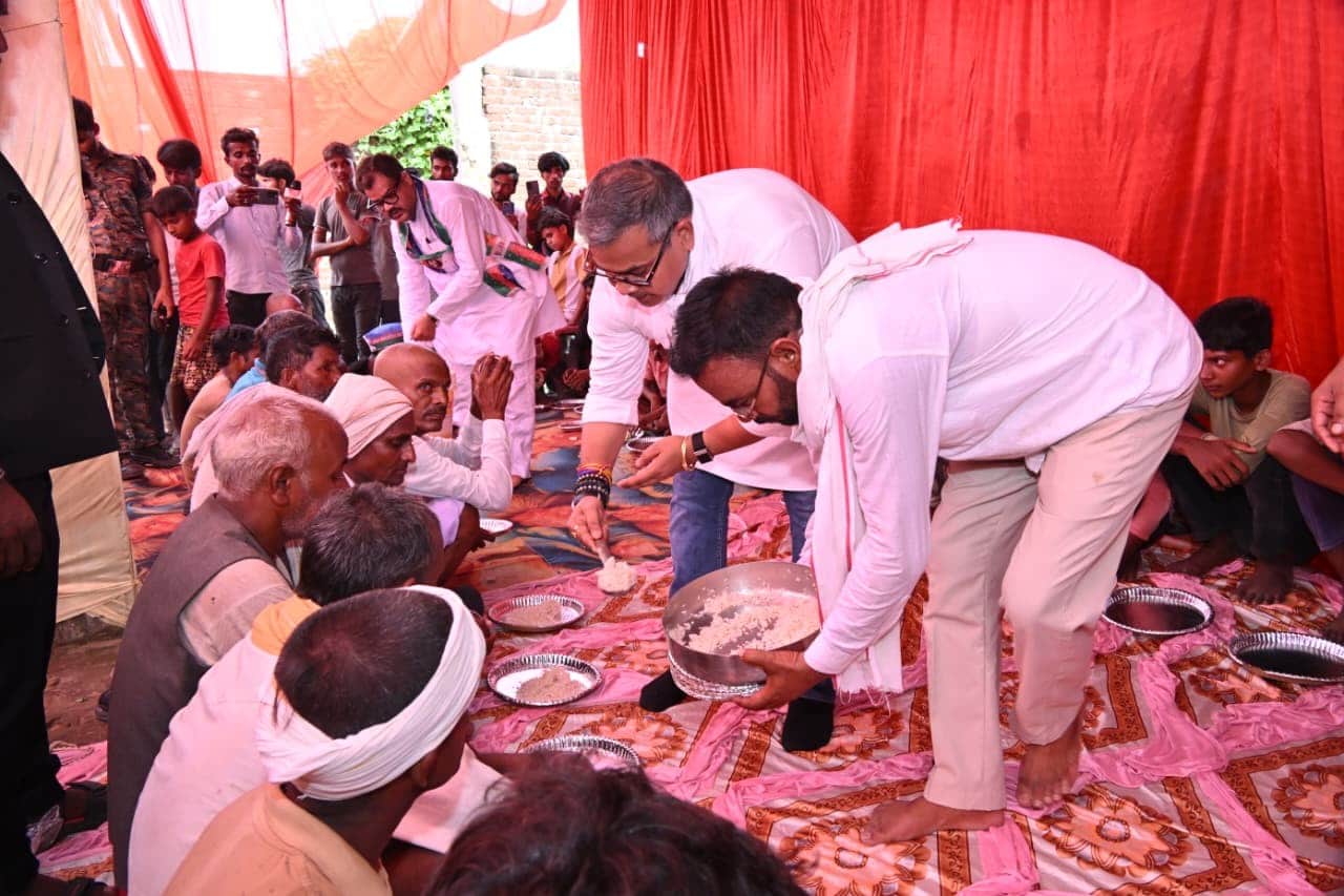 लोजपा की ओर से संगमपुरवा में आयोजित दलित चौपाल में भोजन परोसते पदाधिकारी।