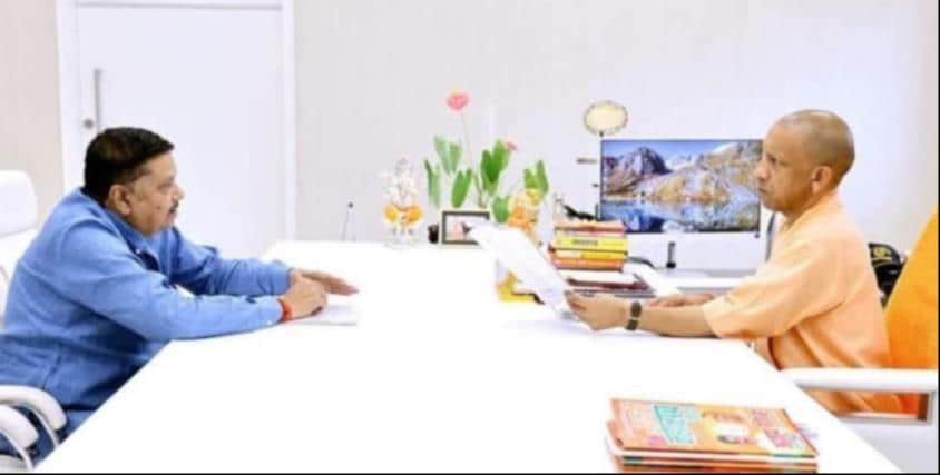 लखनऊ में मुख्यमंत्री योगी आदित्यनाथ से बात करते विधायक बावन सिंह। स्रोत: सोशल मीडिया 