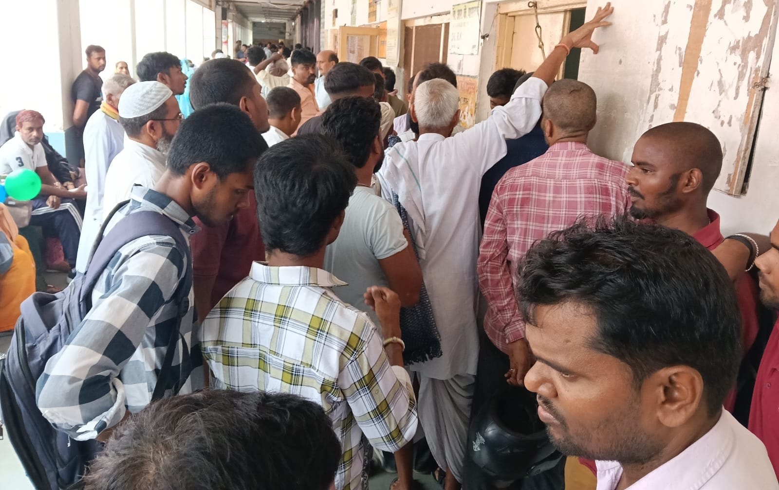 मंडलीय जिला चिकित्सालय में  उमड़ी मरीजों की भीड़। संवाद