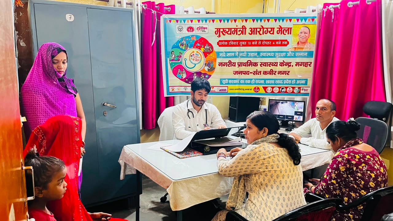 मगहर में मरीजों को परामर्श देते चिकित्सक। संवाद