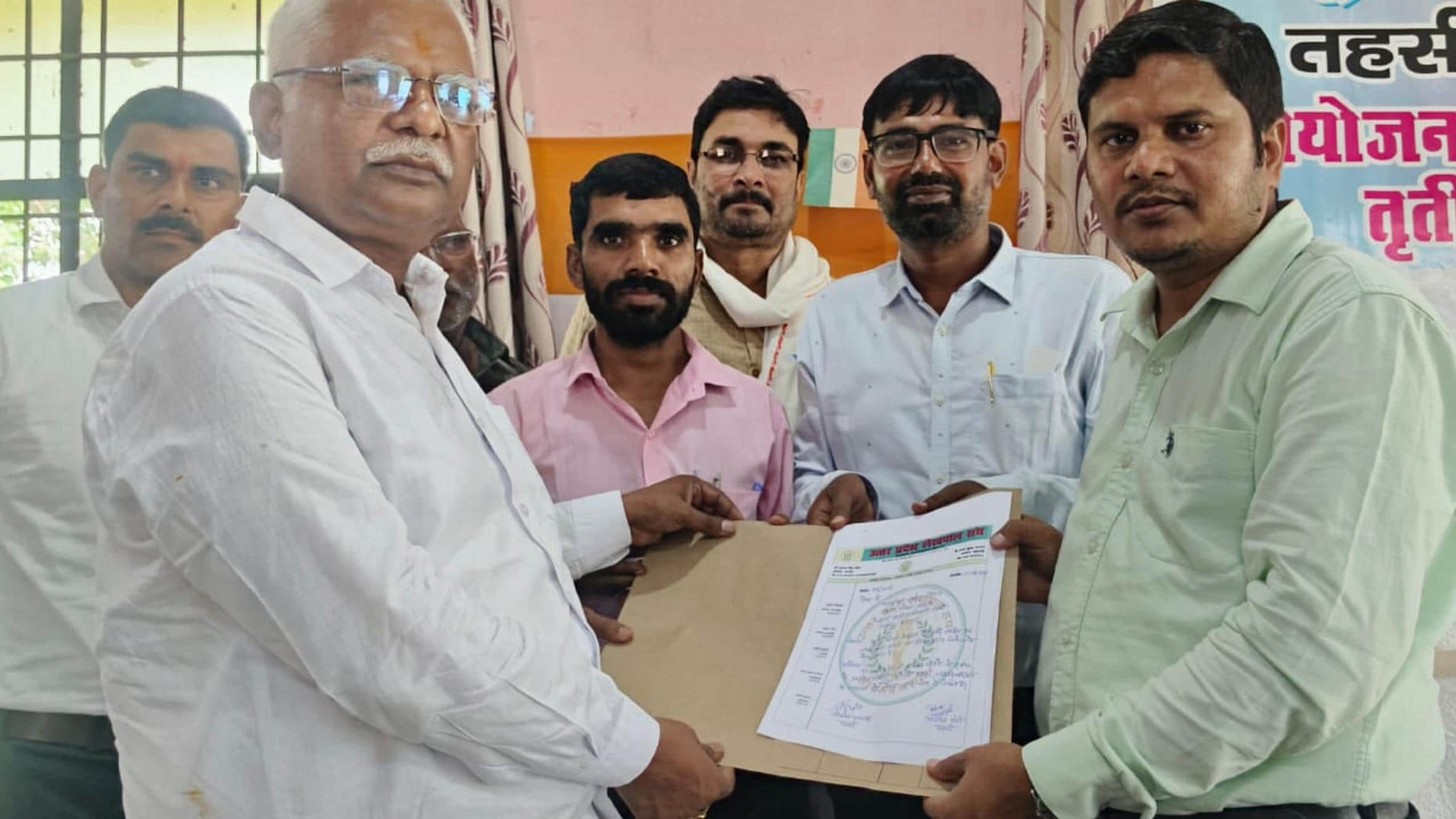 महसी में तहसीलदार विकास कुमार को ज्ञापन सौंपते लेखपाल।