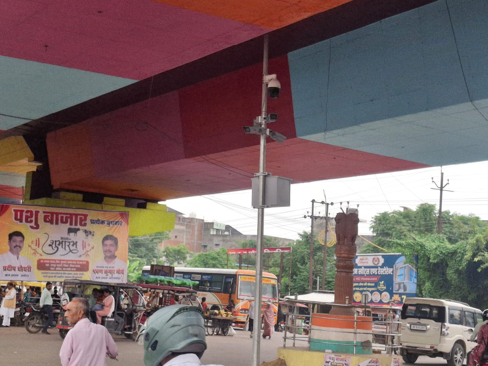 मेंहदावल बाईपास पर ओवरब्रिज के नीचे लगे कैमरे। संवाद