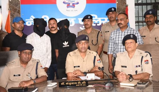 Two scrap dealers arrested for snatching earrings from a woman.