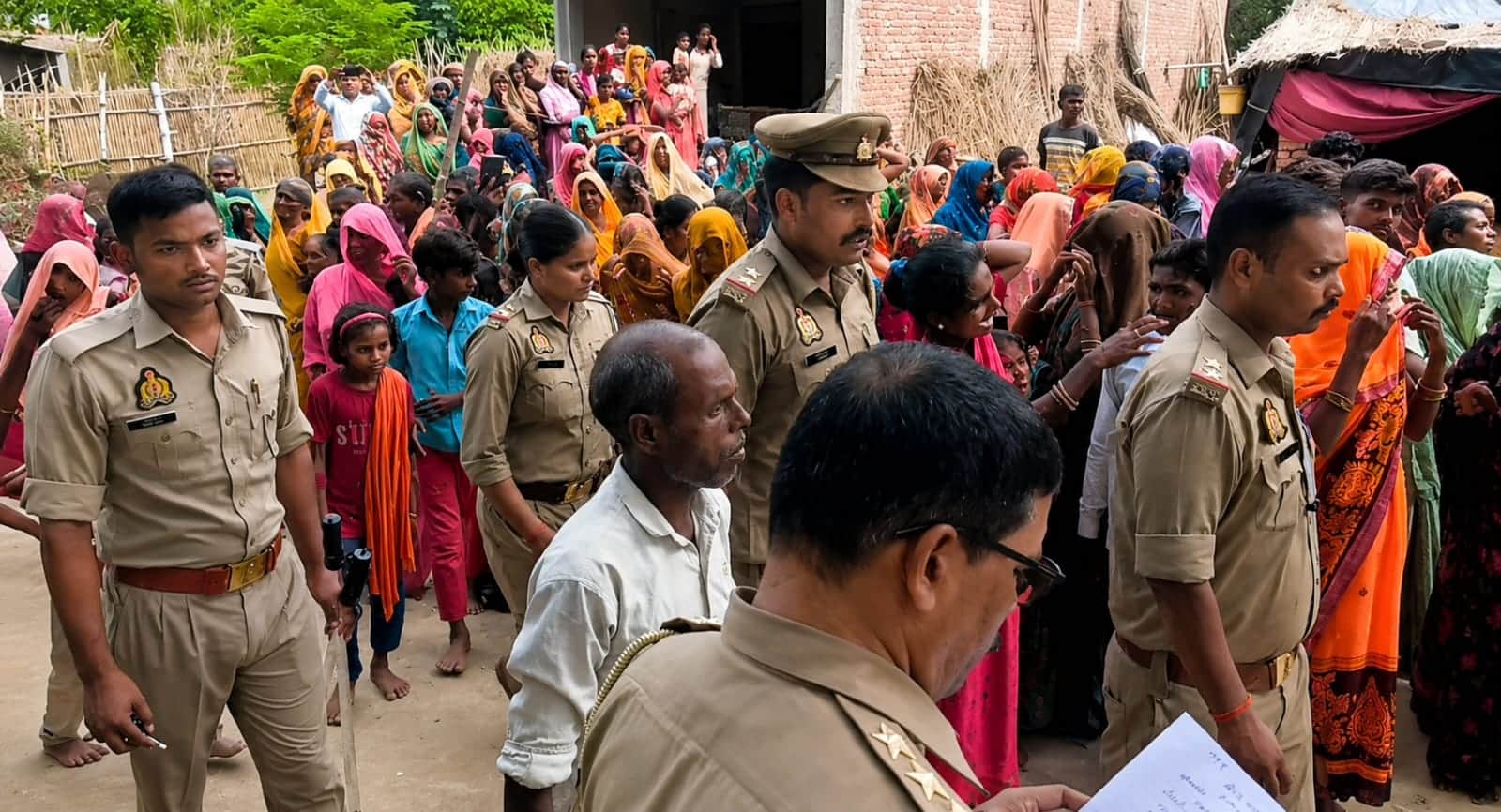 मलाक पचंभा रघुनाथपुर में युवक की  मौत के बाद जांच करती पुलिस व मौजूद ग्रामीण।  संवाद