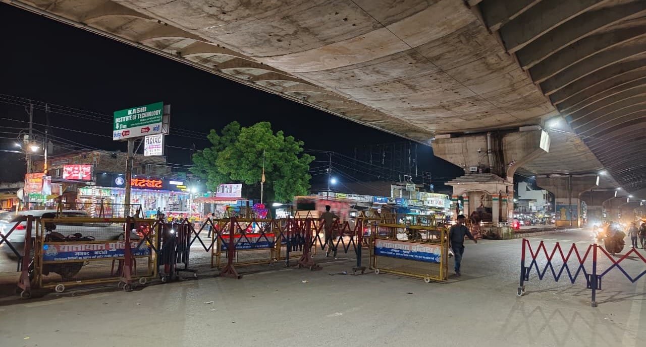 मिर्जापुर तिराहे के पास लगी बैरिकेटिंंग। संवाद