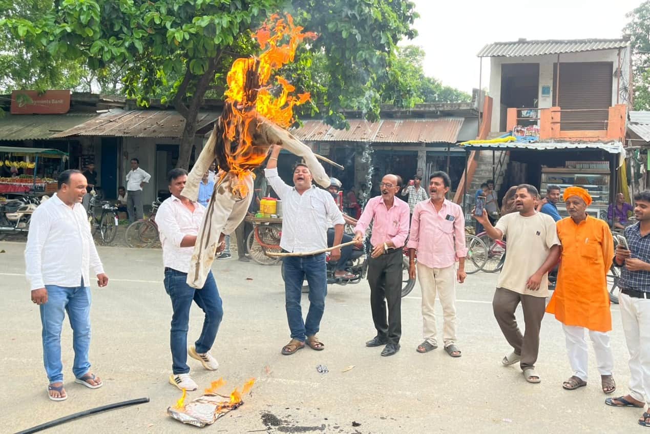 मतेथू त्रिमुहानी पर बिहार के सांसद पप्पू यादव का पुतला दहन करते लोग।स्रोत संगठन