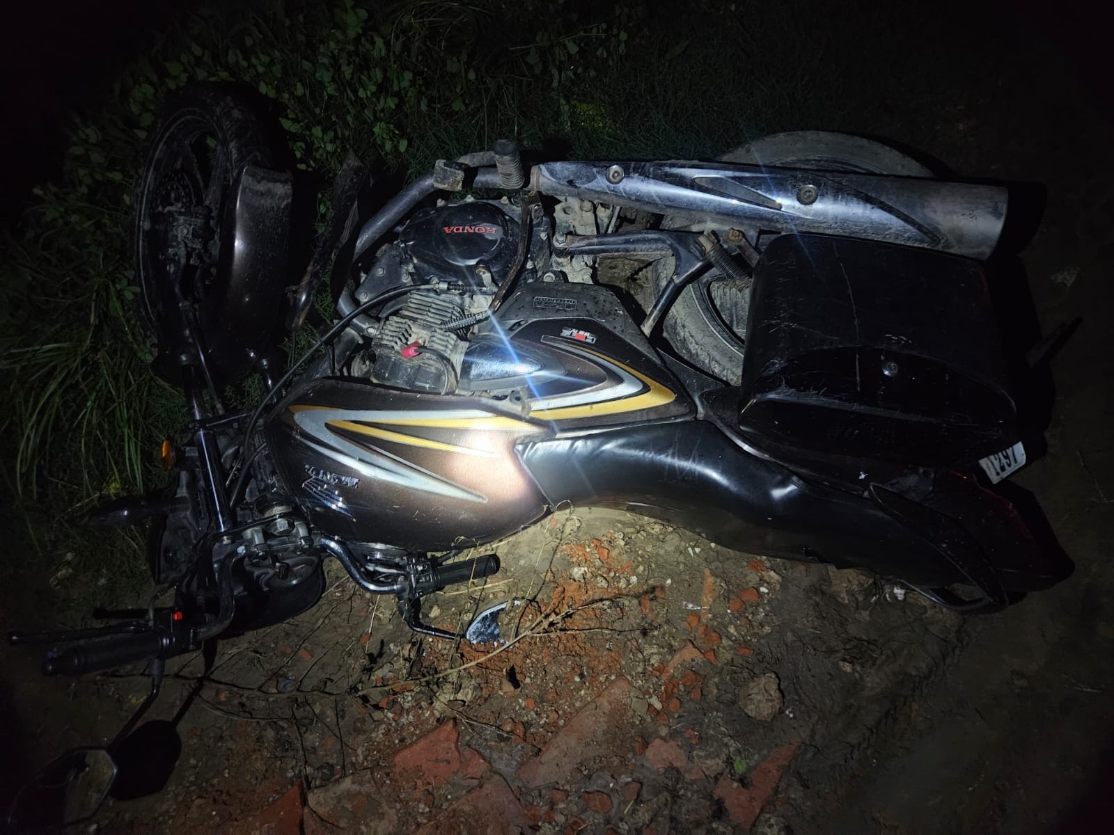 मुठभेड़ में घायल आरोपी को ले जाते पुलिसकर्मी व माैके पर पड़ी बाइक। स्रोत: पुलिस मीडिया सेल