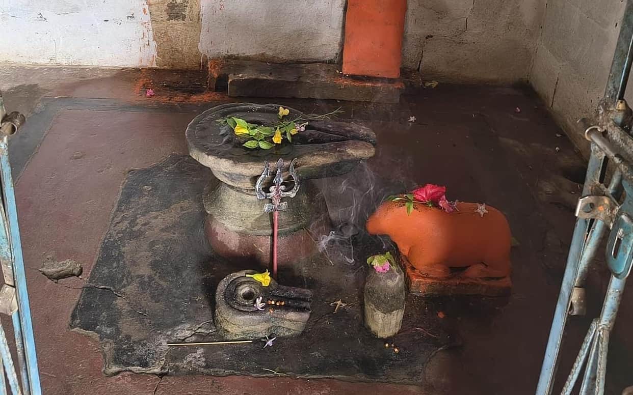 Shivling stolen from a temple in Shahdol; divers deployed to search the pond.