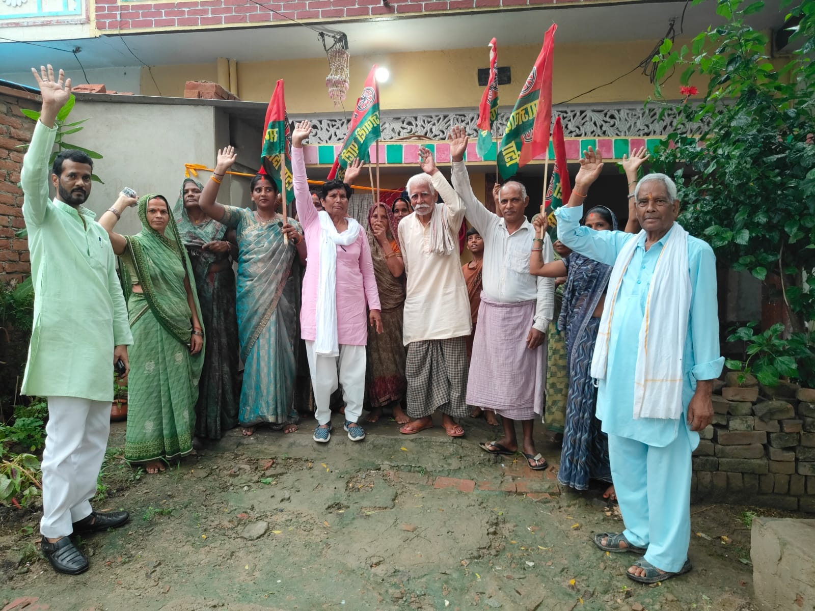 मधुबन के जमुनीपुर में सपा की पीडीए चौपाल में नारेबाजी करतीं पूर्व एमएलसी लीलावती कुशवाहा और अन्