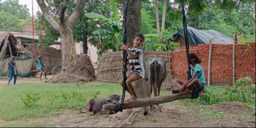 मधईपुर खांडेराय राजाहाता में झूला झूलते बच्चे। - संवाद 