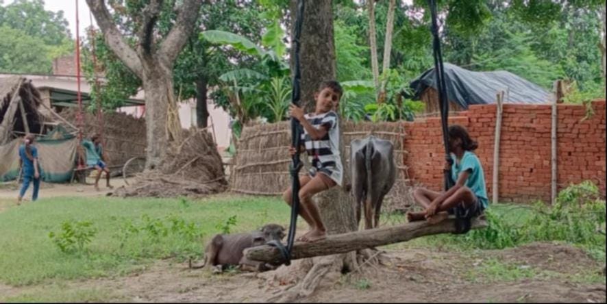 मधईपुर खांडेराय राजाहाता में झूला झूलते बच्चे। - संवाद 
