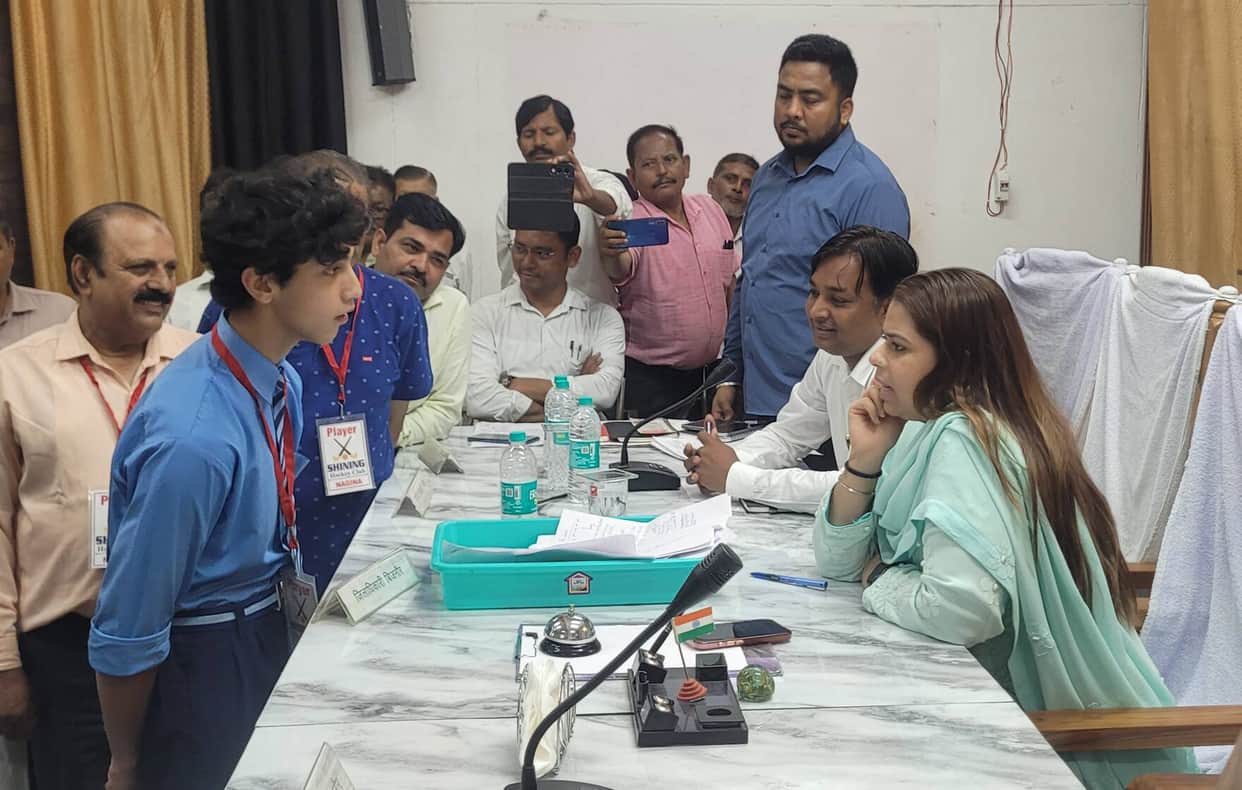 Girls left college and reached Samadhan Diwas, DM got angry at the Principal