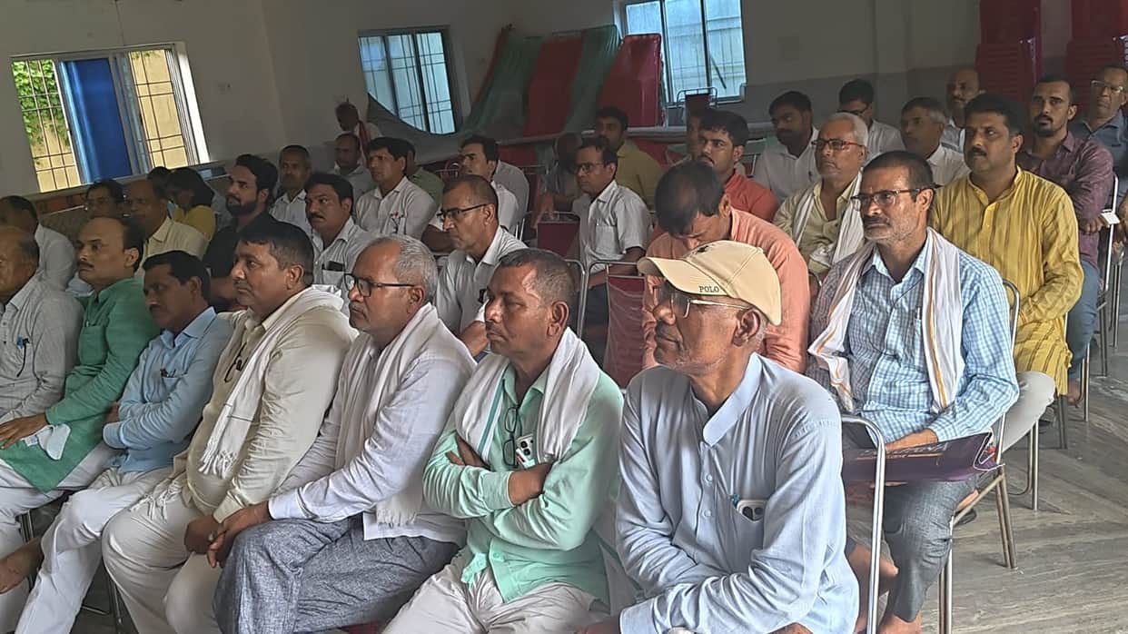 The election for the district executive committee of the Teachers' Association will be held on August 18.