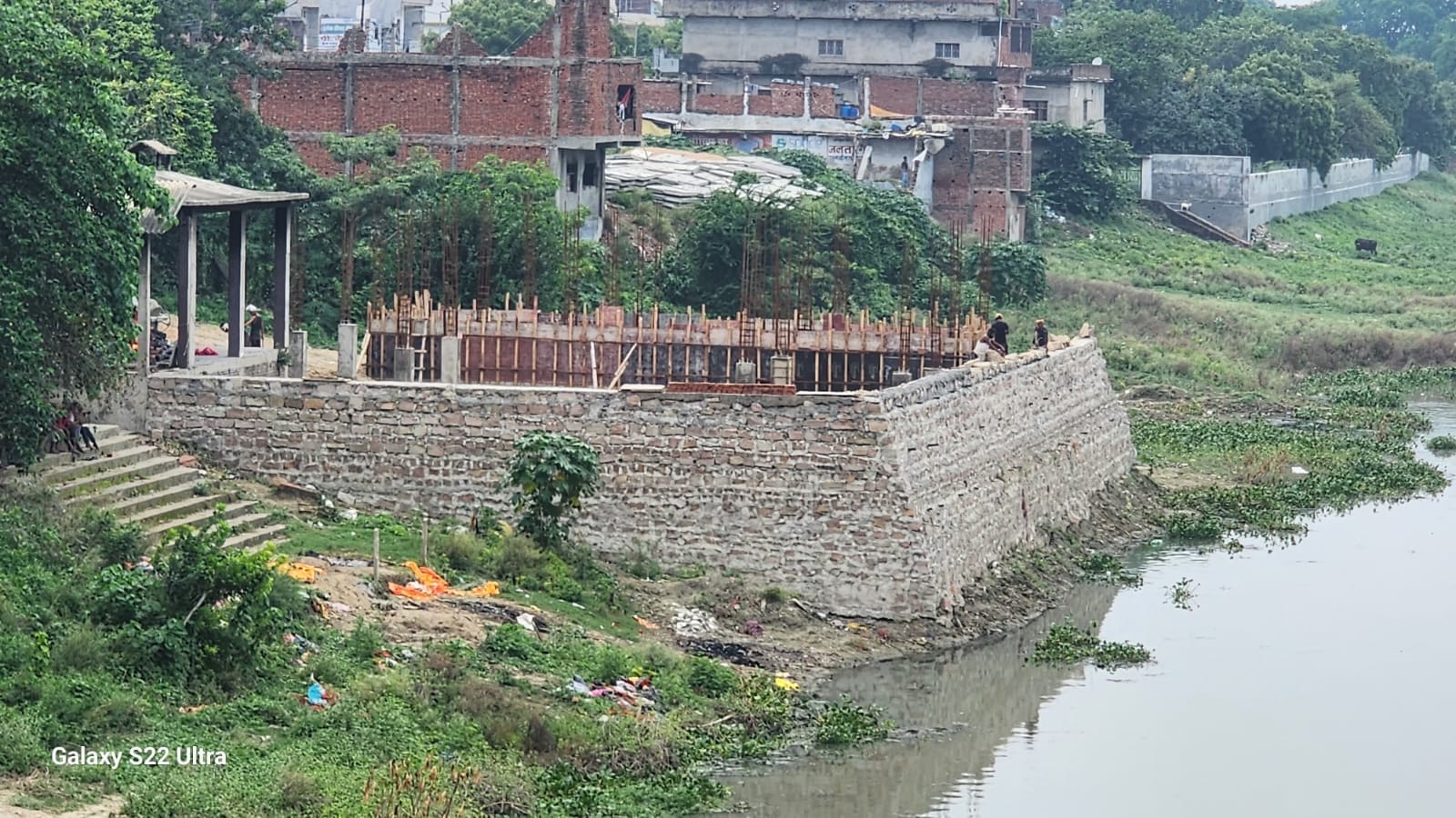 नगर के ढेकुलियाघाट पर बन रहा  विद्युत शवदाह गृह।संवाद
