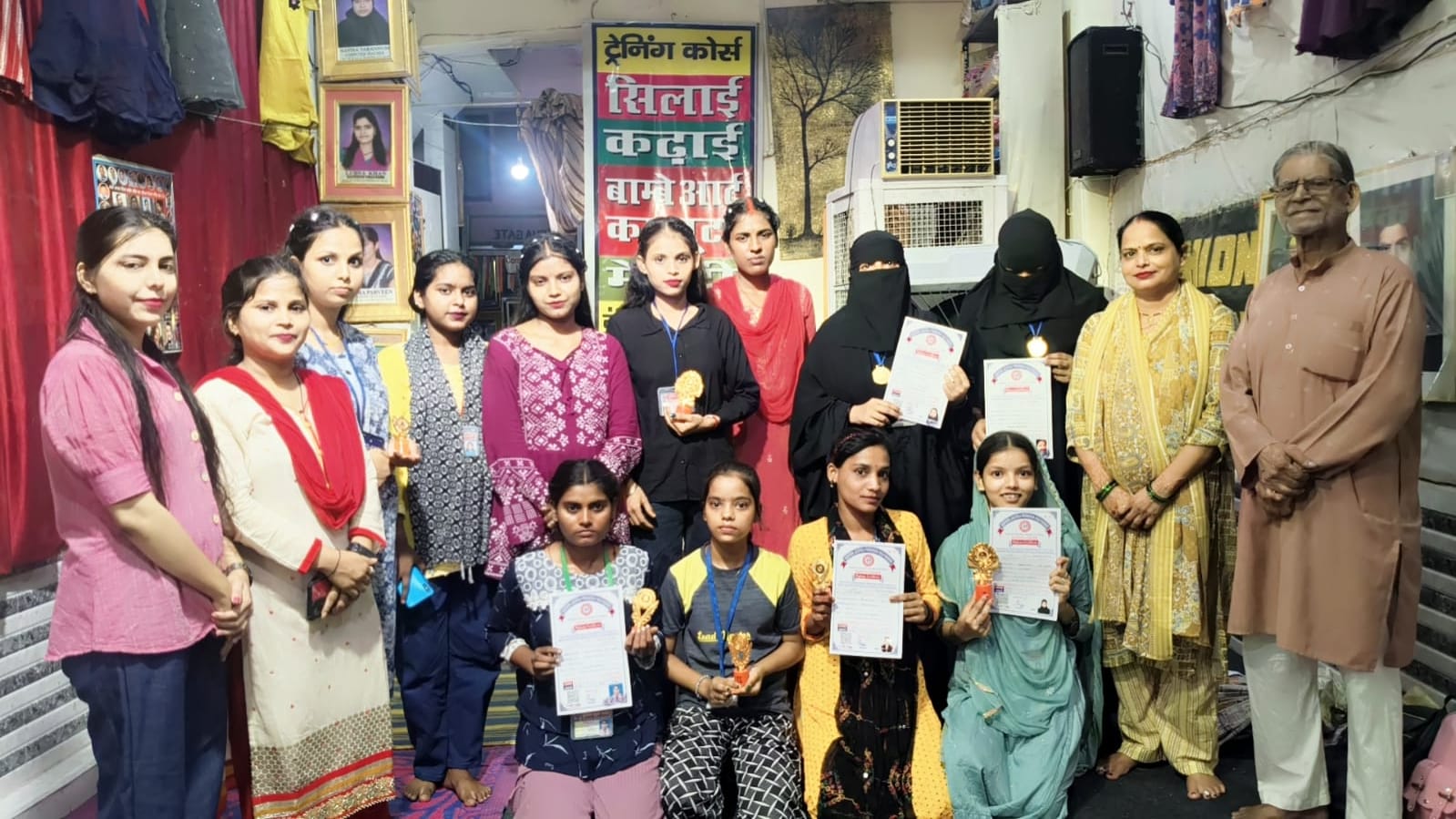 नगर के मलिकटोला स्थित राष्ट्रीय ललित कला प्रशिक्षण विकास परिषद संस्था में आयोजित प्रतियोगिता 