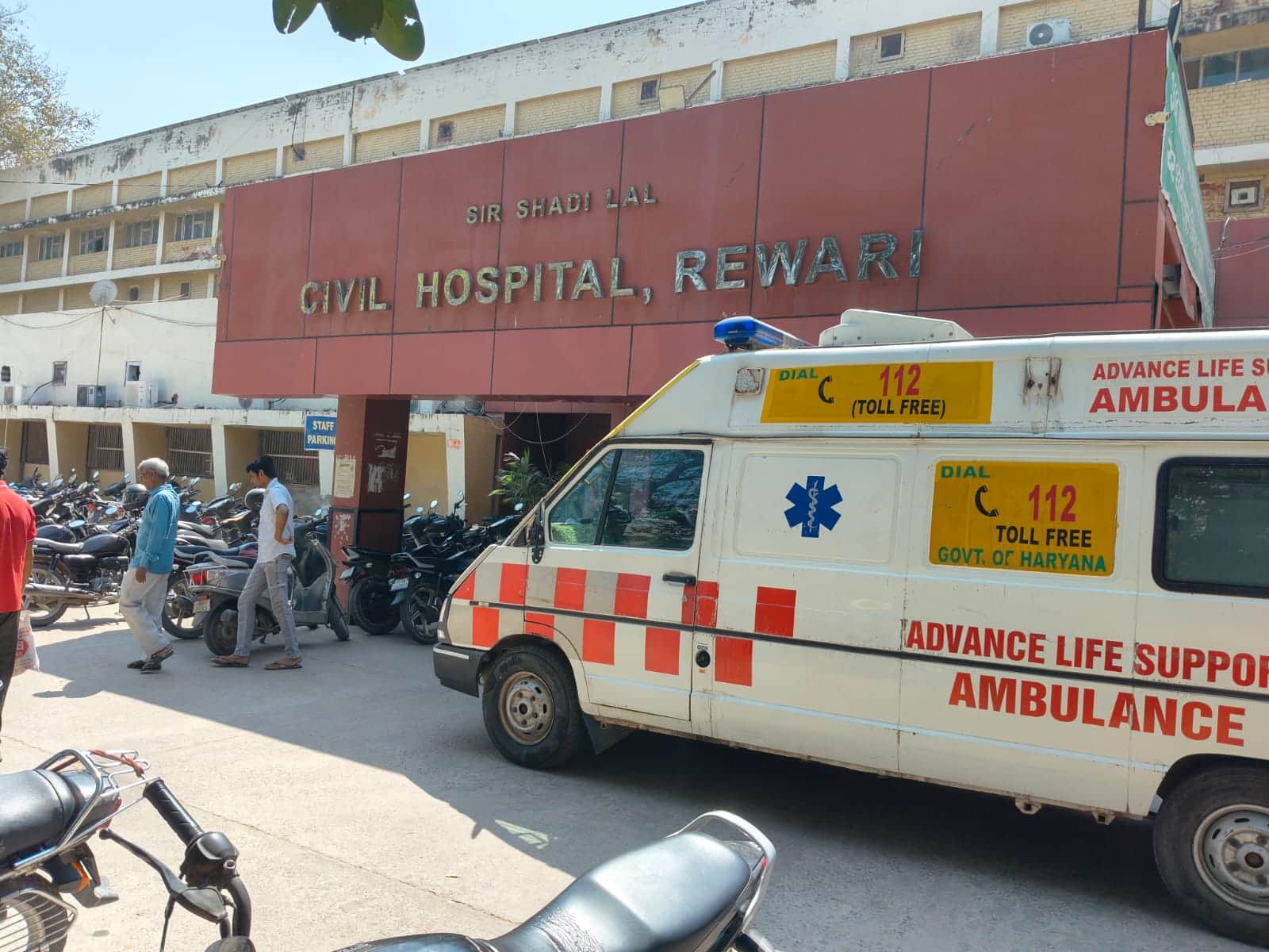 नागरिक अस्पताल के बाहर खड़ी एंबुलेंस। संवाद