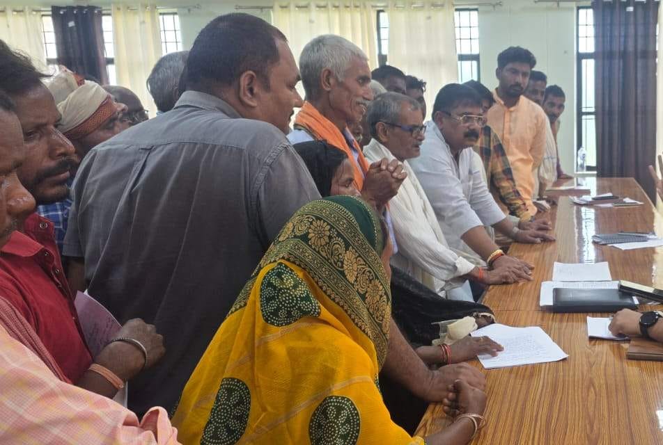 नौगढ़ तहसील में समस्या लेकर पहुंचे फरियादी। संवाद
