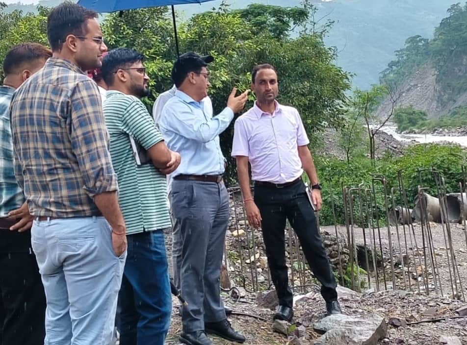 नैनबाग सौंग बांध परियोजना क्षेत्र का स्थलीय निरीक्षण कर जायजा लेते एडीएम व अधिकारीगण। स्रोत जा