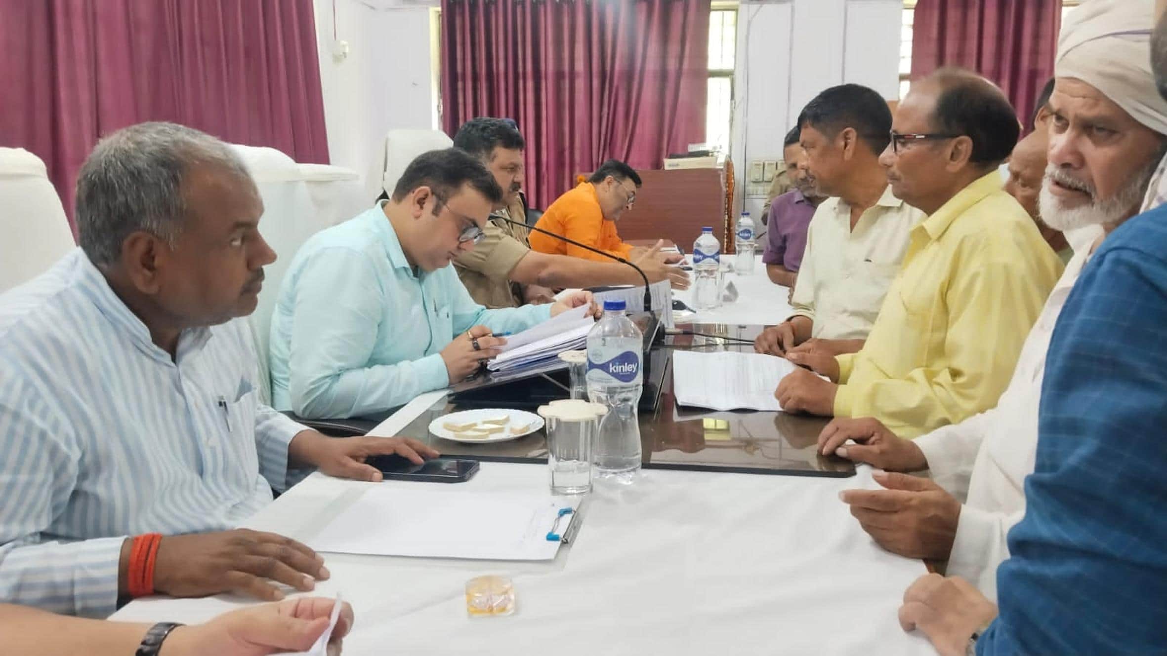 नानपारा तहसील में समाधान दिवस में समस्याएं सुनते डीएम व मौजूद विधायक। 