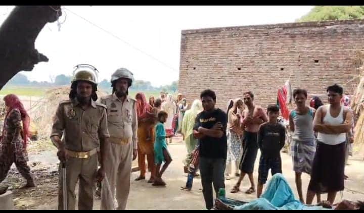 नारखी के गांव फतेहपुरा डेरा बंजारा में मौजूद ग्रामीण और पुलिस कर्मी। वीडियो ग्रैब