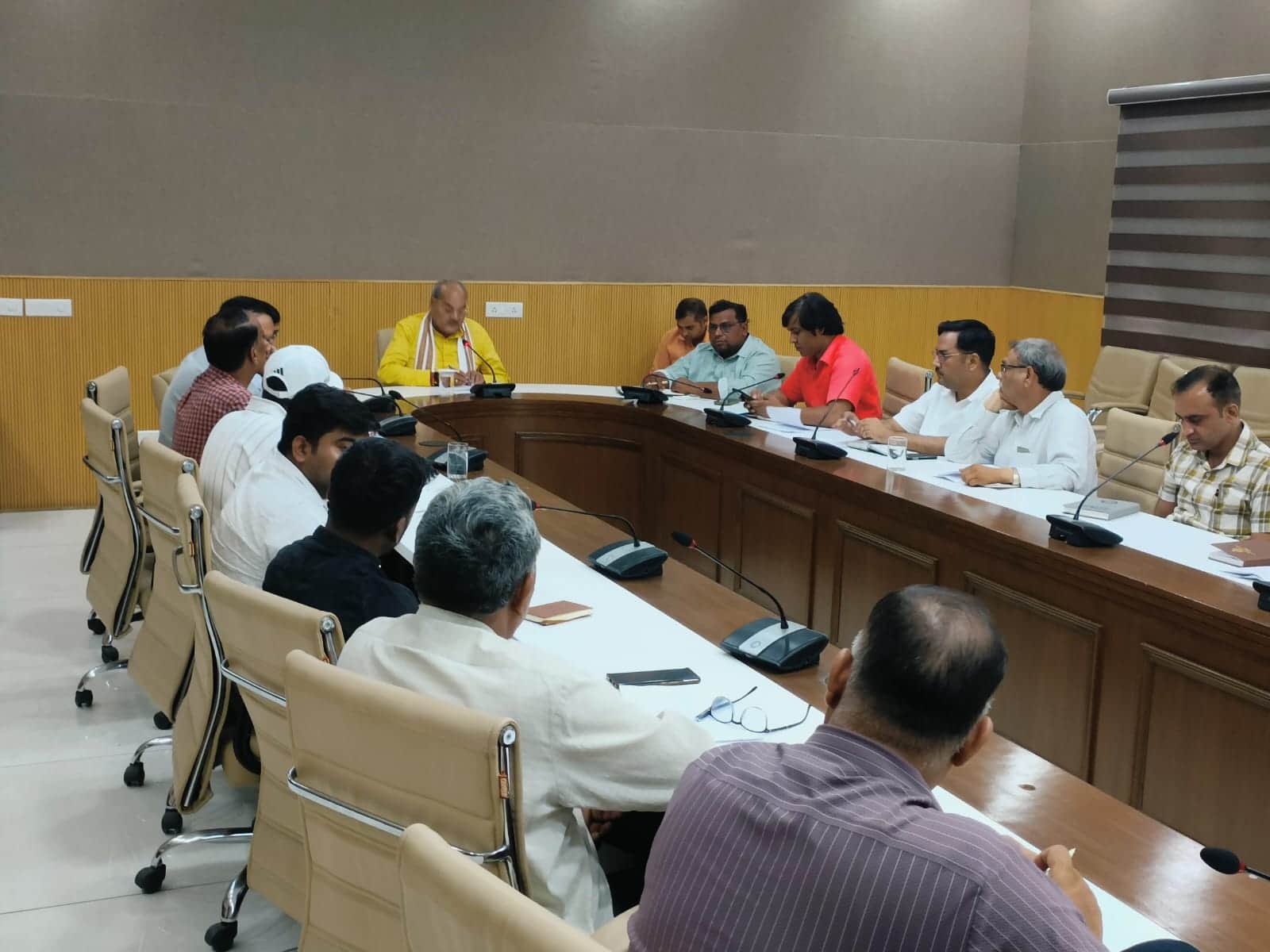 पीडब्ल्यूडी विश्राम गृह में बैठक लेते विधायक लक्ष्मण सिंह यादव। स्रोत : प्रवक्ता