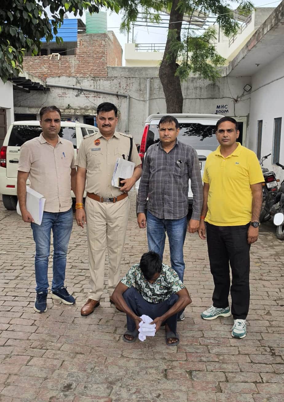 Accused arrested for arranging the sale of jewelry stolen from a house.