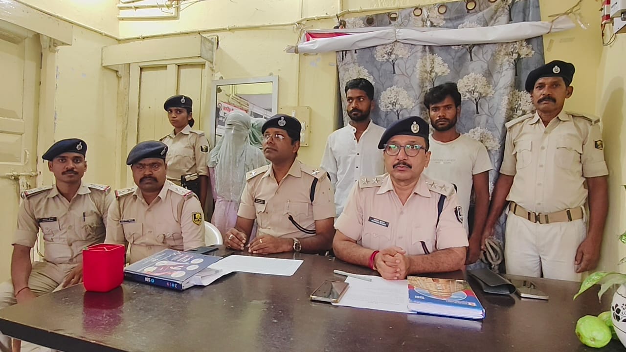 पुलिस के गिरफ्त में पत्नी और उसका प्रेमी