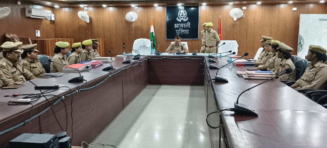 पुलिस लाइन सभागार में आयोजित समीक्षा बैठक में मौजूद एएसपी व अन्य।