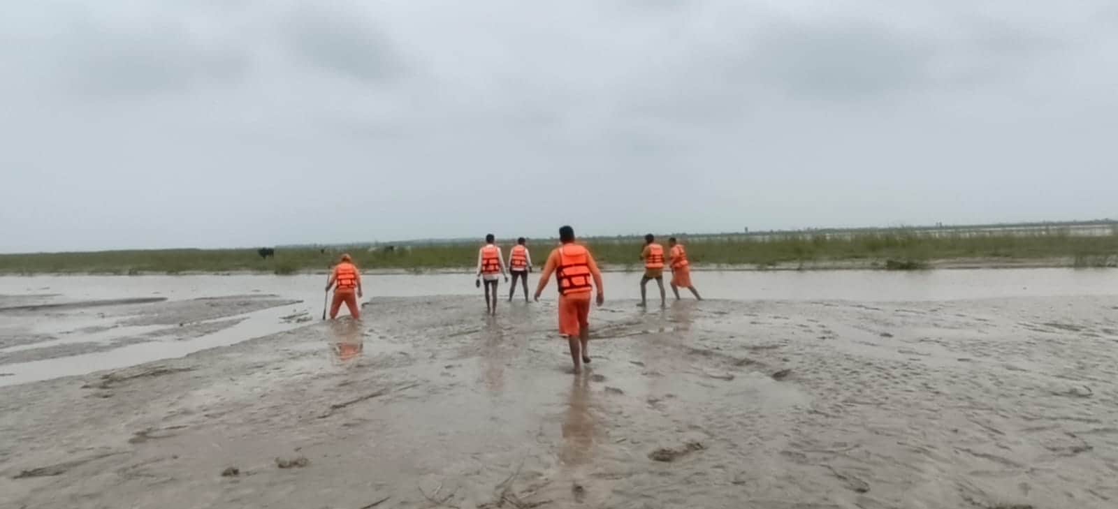 पानी कम हो जाने पर पैदल खोजबीन करते एनडीआरएफ के जवान। स्रोत: एनडीआरएफ