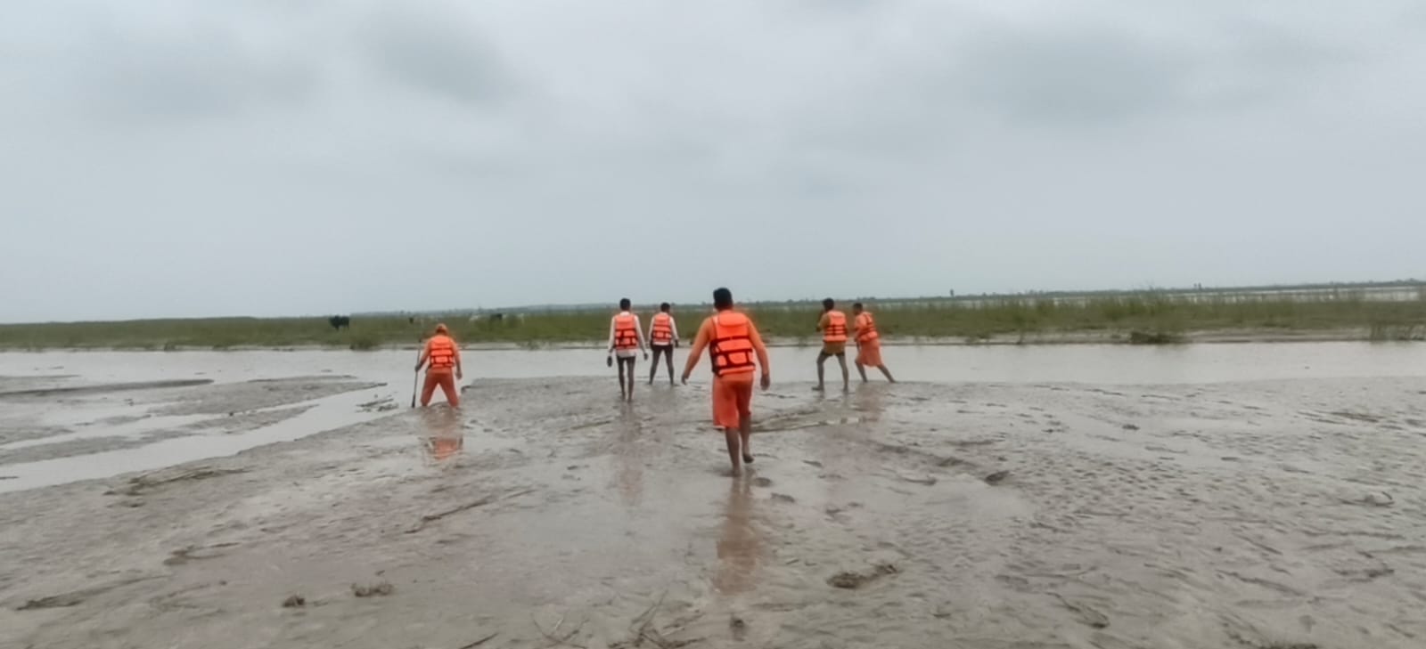 पानी कम हो जाने पर पैदल खोजबीन करते एनडीआरएफ के जवान। स्रोत: एनडीआरएफ