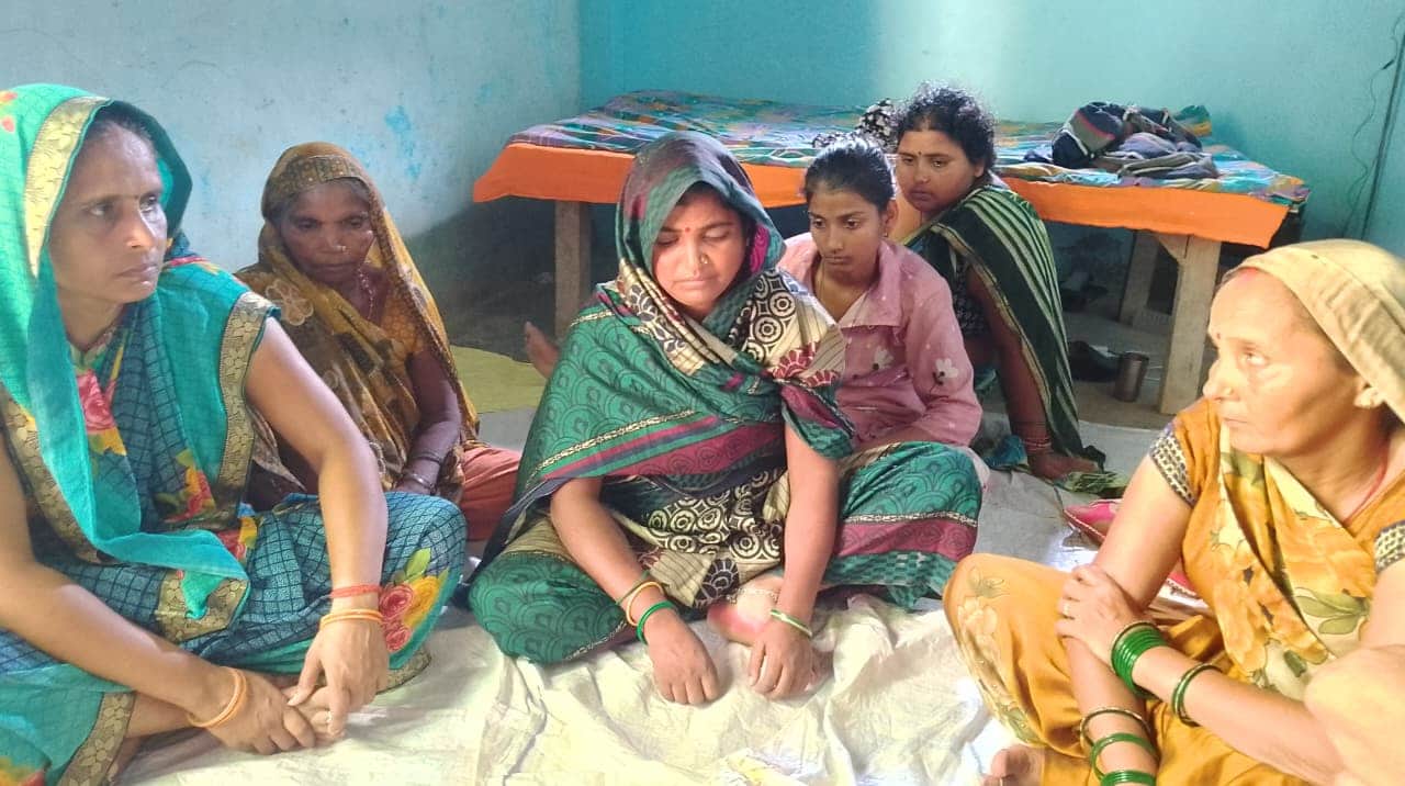  पूरे शिवपाल डेहरा गांव रवि के परिजन। स्रोत : स्थानीय