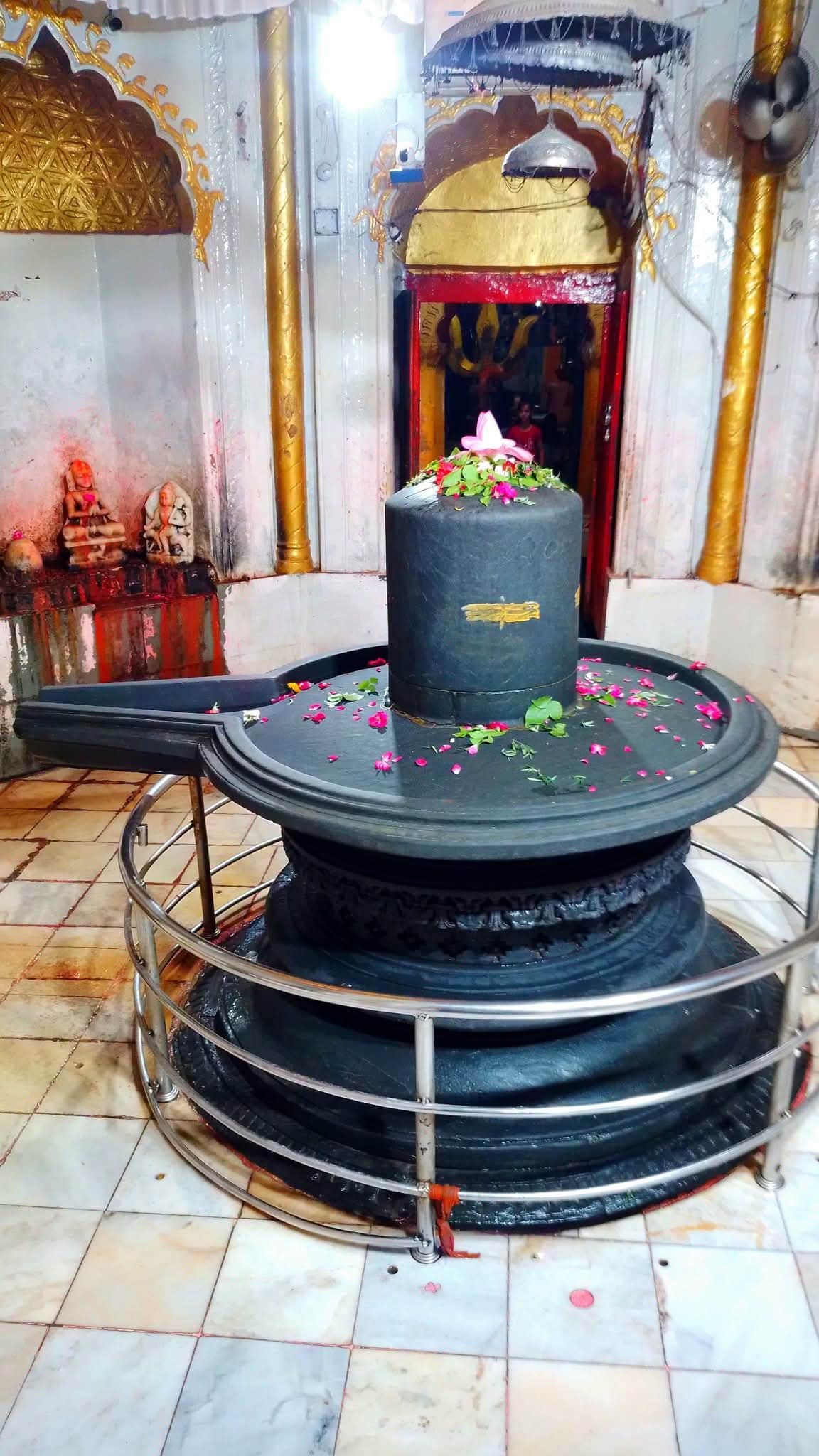 पृथ्वीनाथ मंदिर में स्थापित शिवलिंग व दुखहरणनाथ मंदिर में की गई सजावट। संवाद
