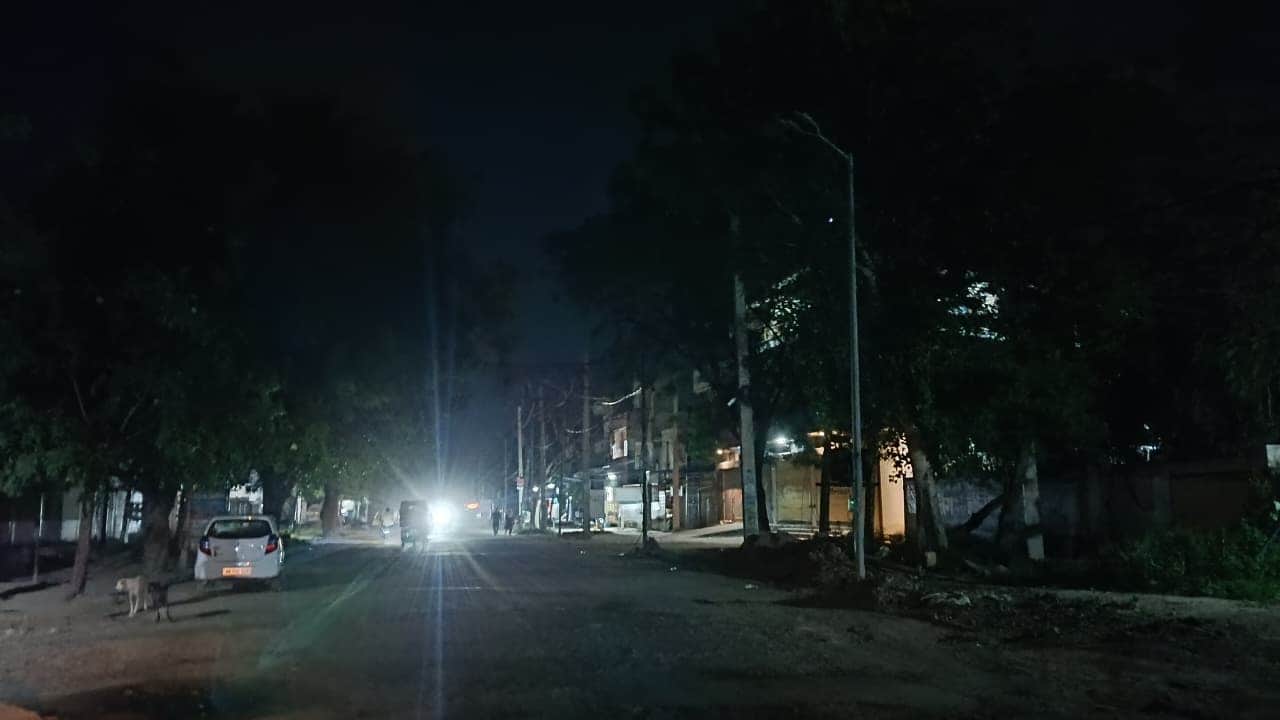 रोहतक रोड पर बंद पड़ी स्ट्रीट लाइटें। 