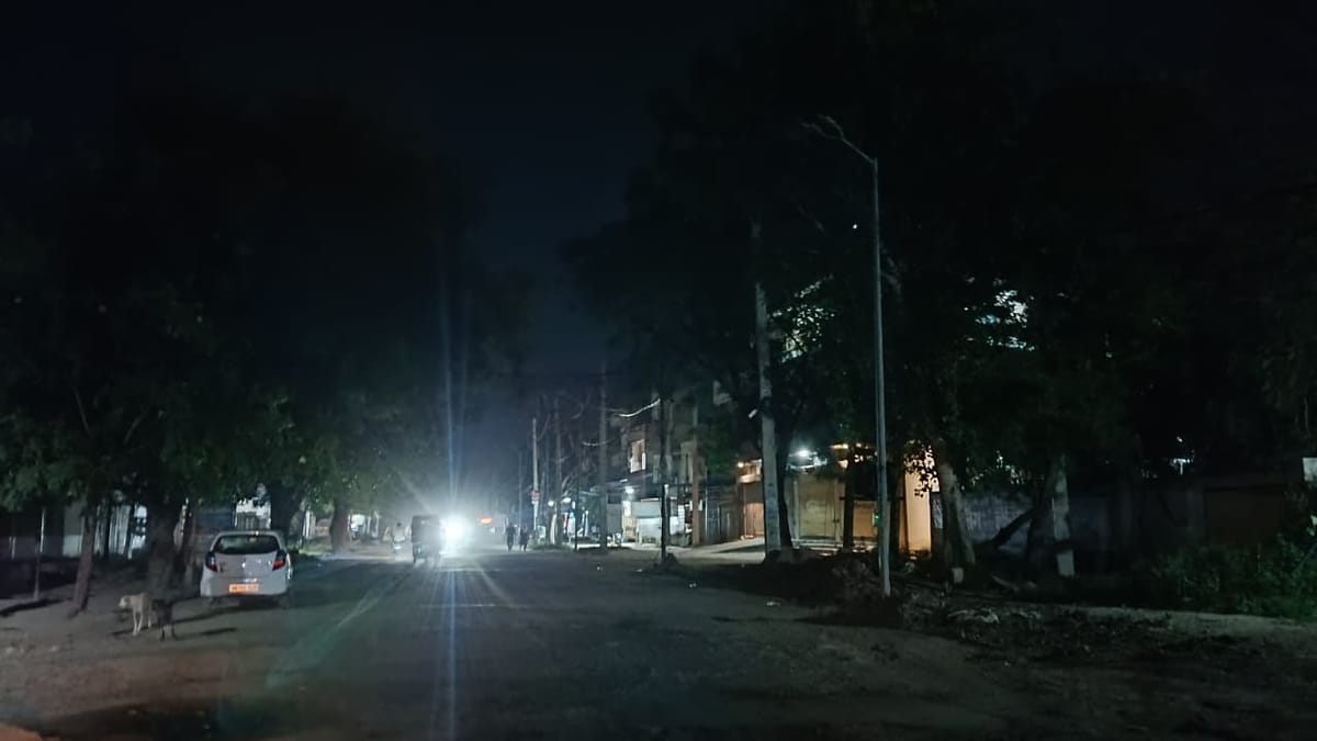 Agra: आगरा में बारिश ने बिगाड़ी स्ट्रीट लाइटों की हालत, 2 हजार से ज्यादा लाइटें बंद; गलियों में छाया अंधेरा