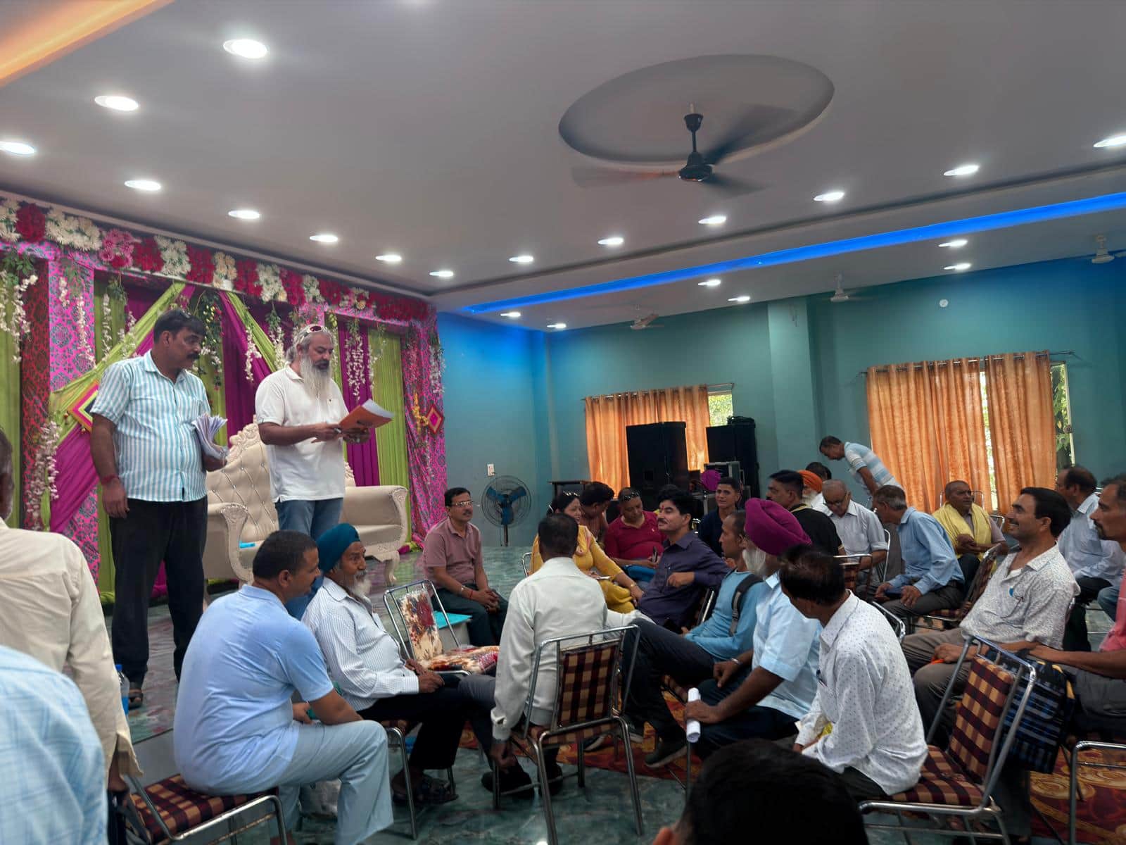 राजा का तालाब में पौंग विस्थापितों की बैठक में उपस्थित पदाधिकारी और अन्य। -स्रोत : कमेटी
