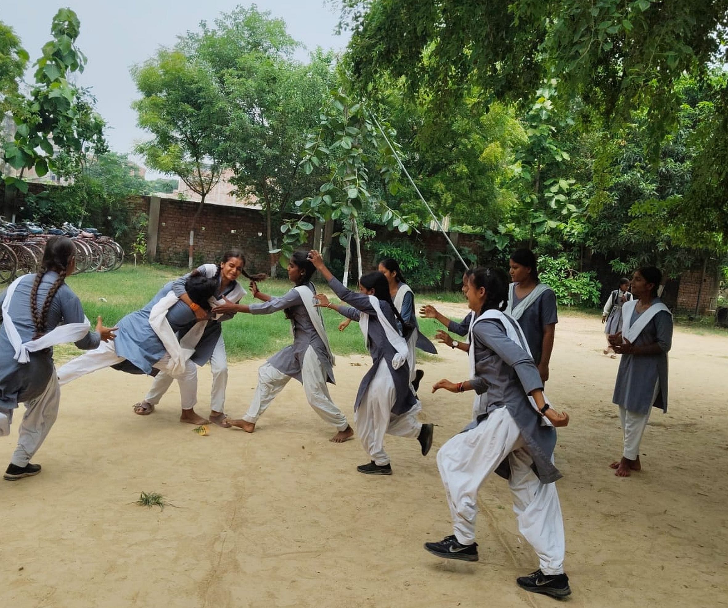  राजकीय बालिका इंटर कॉलेज मुसाफिरखाना में कबड्डी खेलती छात्राएं। स्रोत : स्कूल