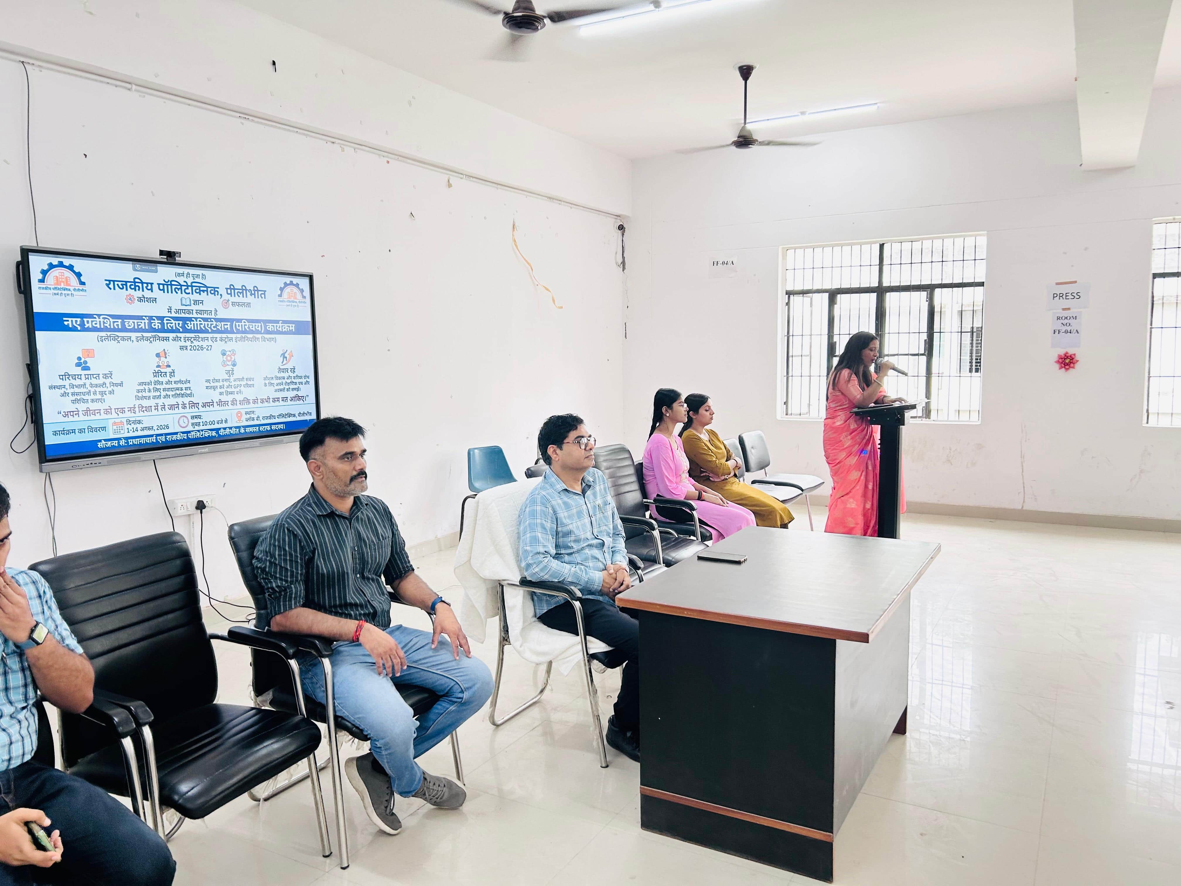 राजकीय पॉलिटेक्निक में बच्चों को जानकारी देते शिक्षक। स्रोत विद्यालय।