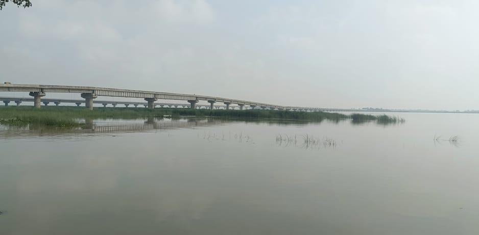 राजेसुल्तानपुर क्षेत्र में कम्हरिया घाट के निकट 25 सेमी बढ़ा सरयू का जलस्तर।संवाद