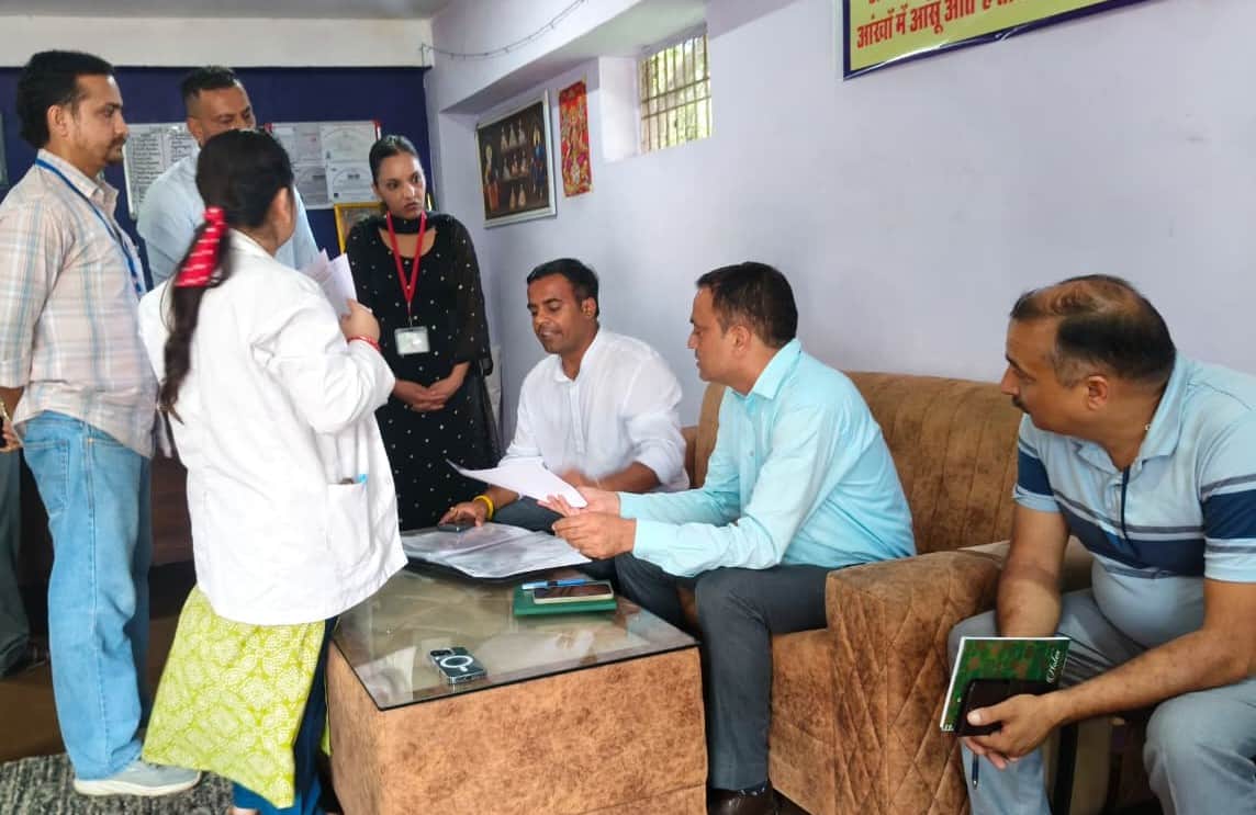 राज्य नशा निवारण बोर्ड के संयोजक एवं सलाहकार नरेश ठाकुर बड़सर में नशा मुक्ति केंद्र का निरीक्षण