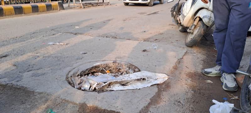 रेलवे रोड पर टूटे पड़े सीवर के ढक्कन। संवाद