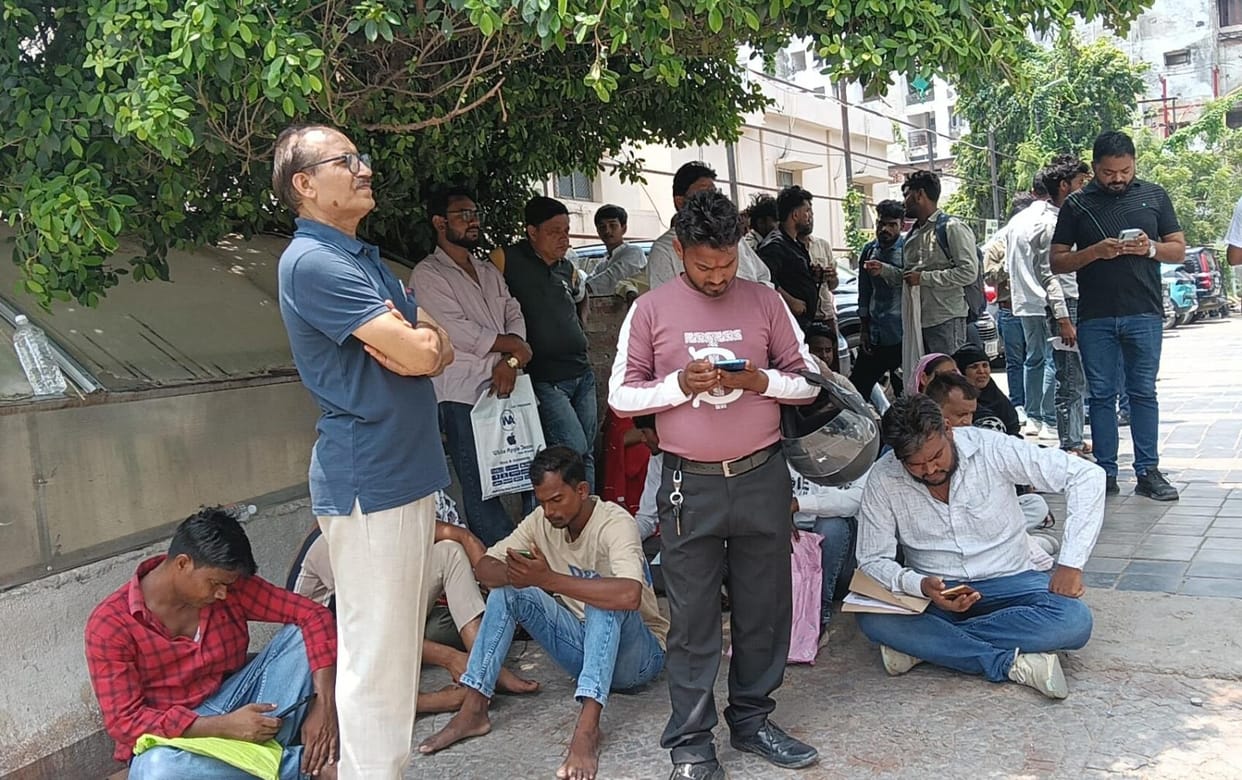 Crowd of applicants swarms in; 4,972 passports processed at special camp.