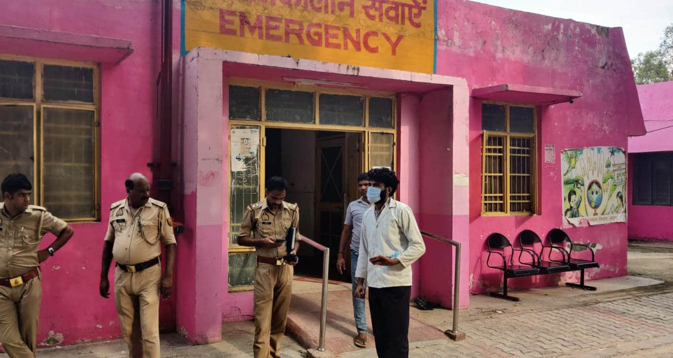 सडक़ हादसे में घायल युवक के बारे में सीएचसी में स्वास्थ्यकर्मियों से जानकारी करते पुलिसकर्मी। सं