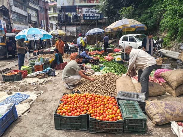 सोलन शहर में रविवार को लगी किसान जनता मंडी में सब्जियों की खरीदारी करते लोग। संवाद
