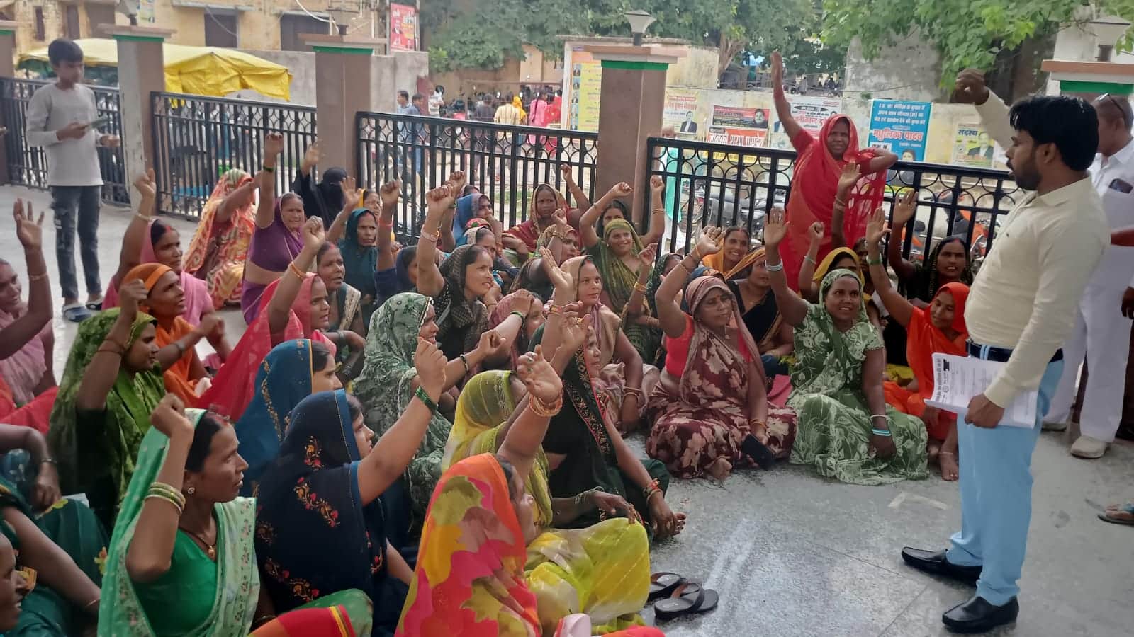 सरजू पांडेय पार्क में लंबित मानदेय को लेकर प्रदर्शन करतीं सामुदायिक शौचालय केयर टेकर एसोसिएशन क