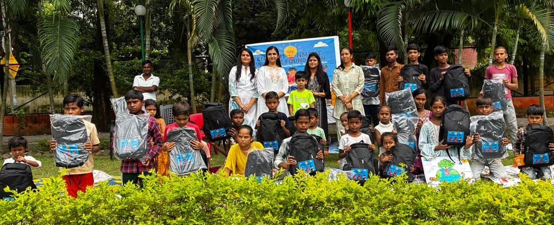 संस्था के पदाधिकारियों के साथ स्कूल बैग व डिजिटल स्लेट के साथ बच्चे। संवाद