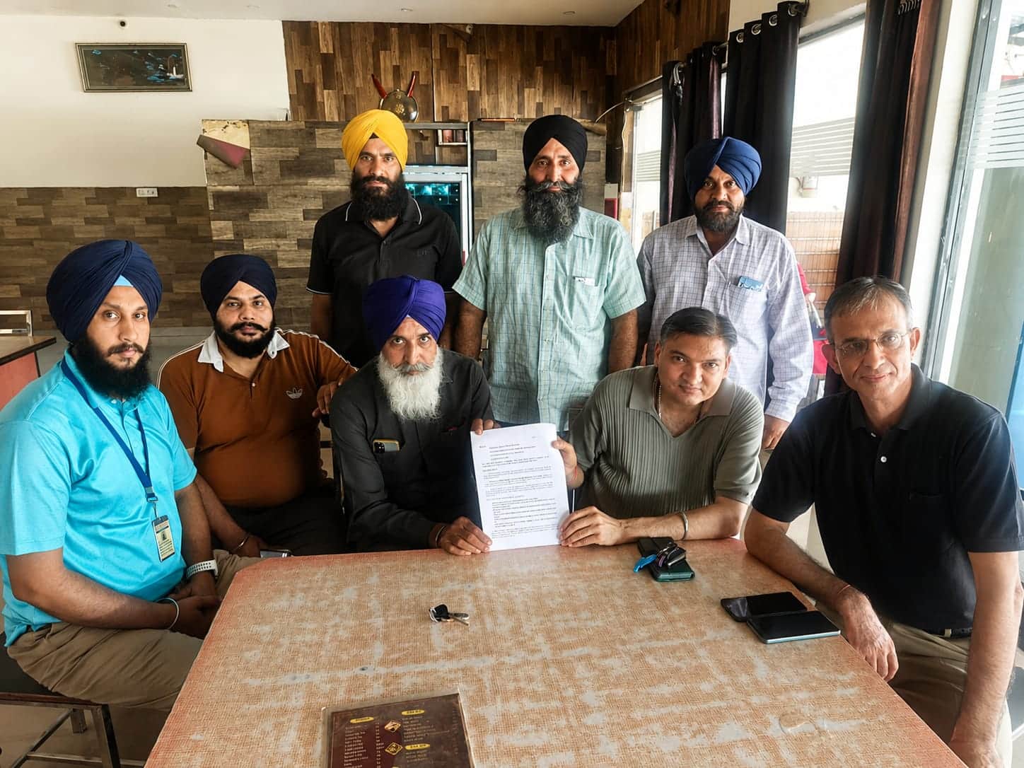 शाहाबाद। पत्र दिखाने के साथ जानकारी देते संघर्ष समिति के सदस्य। स्वयं
