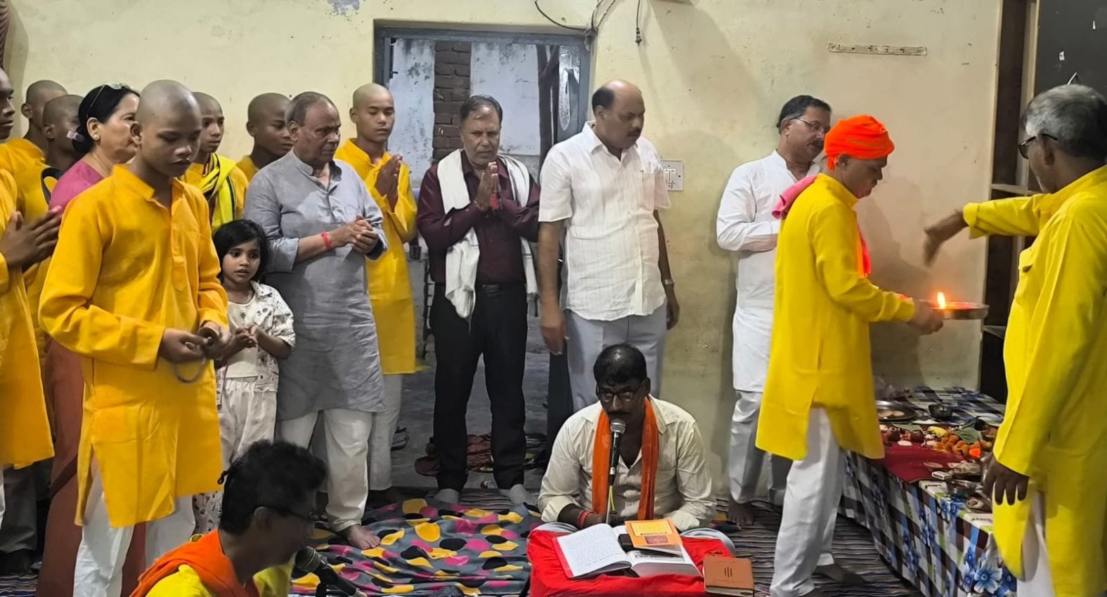 शहर के सीताकुंड स्थित बनवासी छात्रावास में आयोजित सुंदरकांड पाठ में मौजूद लोग। स्रोत-सोशल मीडि