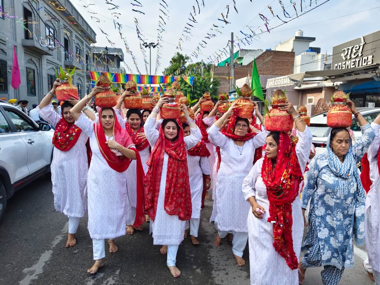 Chants of 'Har-Har Mahadev' echoed during the Kalash Yatra.